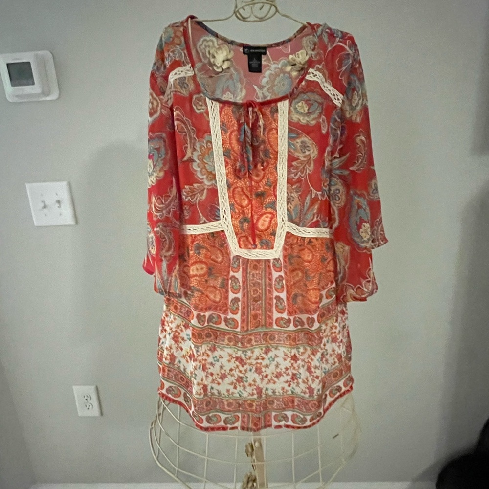Bohemian Floral Dress with Lace Accents - Picture 2 of 8